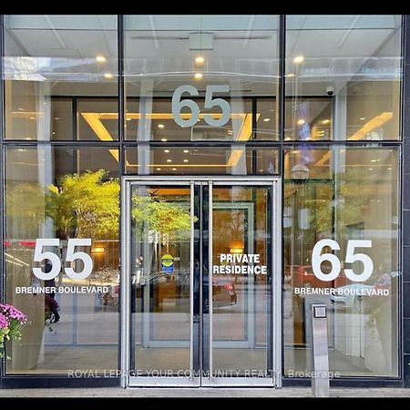 2-Bdrm And 1 Den 3 Bed Condo With 2 Bath - Walking Distance To Scotiabank Arena, Cn Tower, Union Station, Ripleys With Free Parking Торонто Экстерьер фото