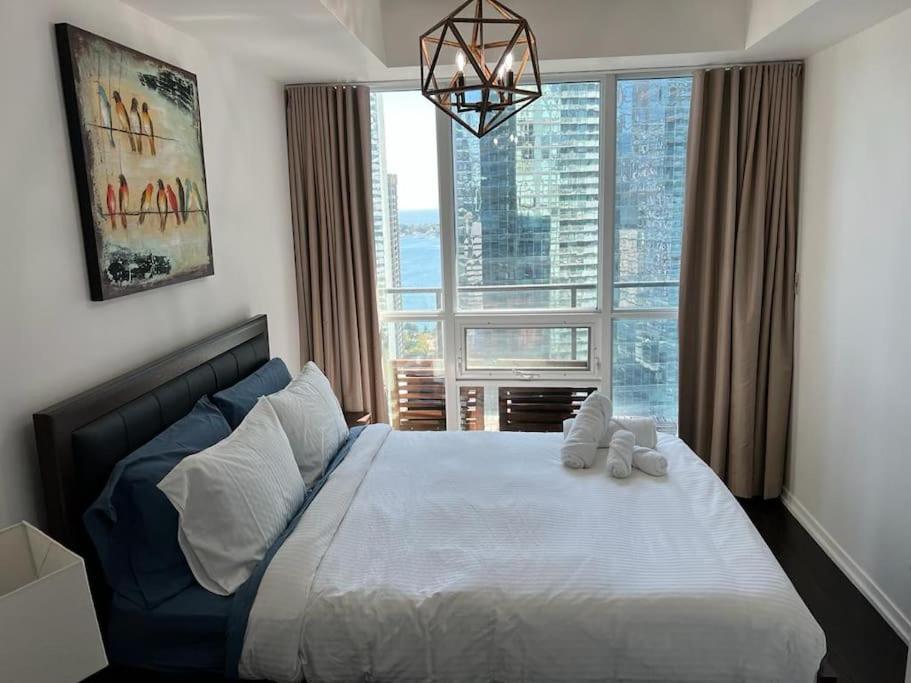 2-Bdrm And 1 Den 3 Bed Condo With 2 Bath - Walking Distance To Scotiabank Arena, Cn Tower, Union Station, Ripleys With Free Parking Торонто Экстерьер фото