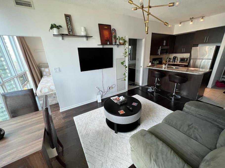 2-Bdrm And 1 Den 3 Bed Condo With 2 Bath - Walking Distance To Scotiabank Arena, Cn Tower, Union Station, Ripleys With Free Parking Торонто Экстерьер фото
