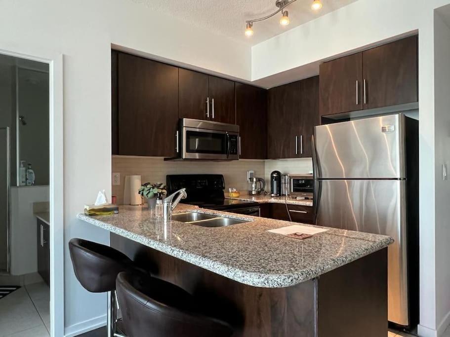 2-Bdrm And 1 Den 3 Bed Condo With 2 Bath - Walking Distance To Scotiabank Arena, Cn Tower, Union Station, Ripleys With Free Parking Торонто Экстерьер фото