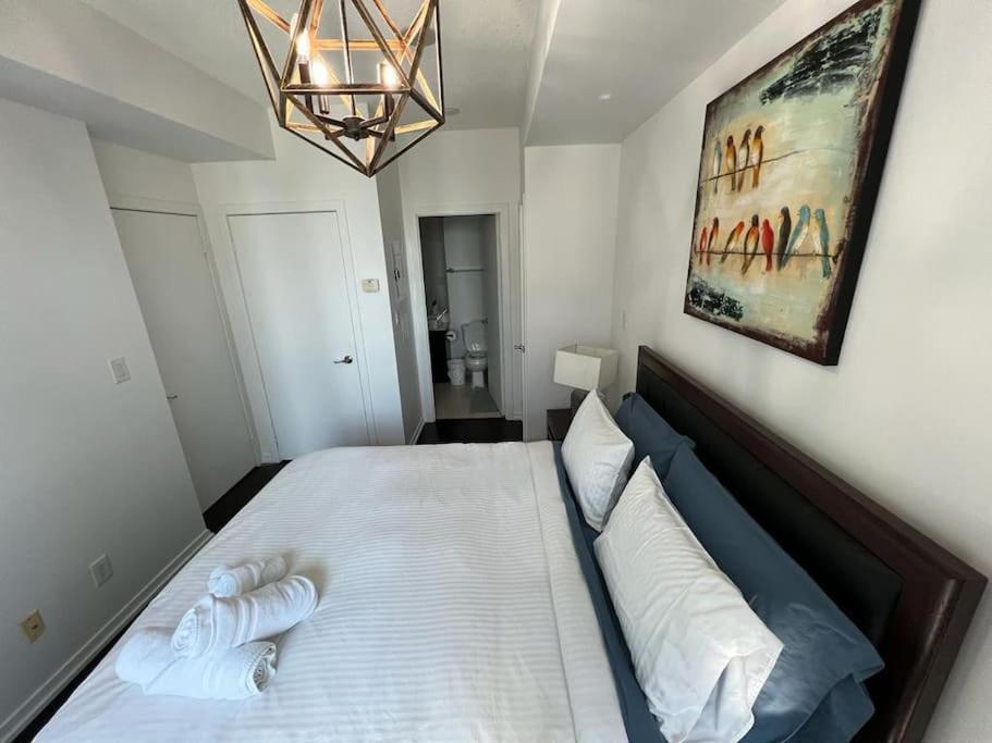 2-Bdrm And 1 Den 3 Bed Condo With 2 Bath - Walking Distance To Scotiabank Arena, Cn Tower, Union Station, Ripleys With Free Parking Торонто Экстерьер фото