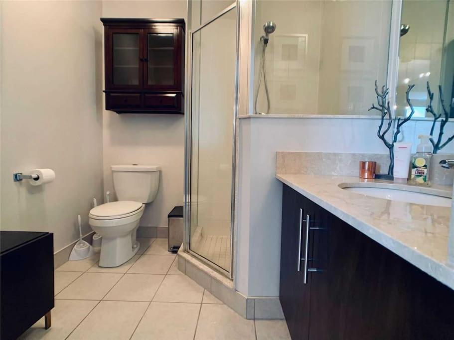 2-Bdrm And 1 Den 3 Bed Condo With 2 Bath - Walking Distance To Scotiabank Arena, Cn Tower, Union Station, Ripleys With Free Parking Торонто Экстерьер фото