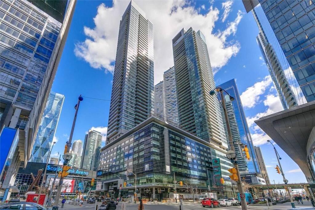 2-Bdrm And 1 Den 3 Bed Condo With 2 Bath - Walking Distance To Scotiabank Arena, Cn Tower, Union Station, Ripleys With Free Parking Торонто Экстерьер фото